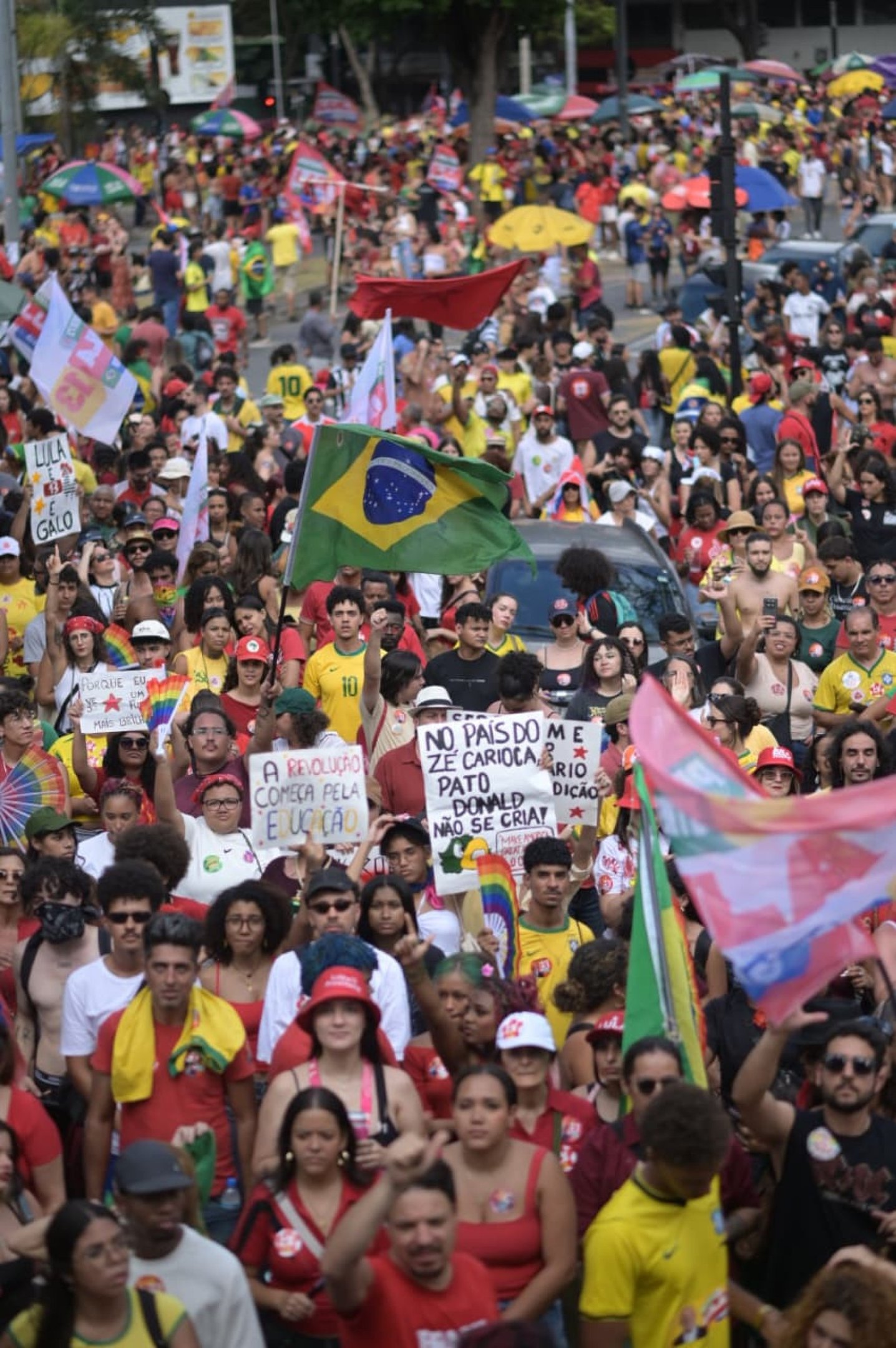 O evento foi convocado pelas redes sociais, por estudantes e integrantes de movimentos sociais, em busca de apoio na reta final da campanha de segundo turno.