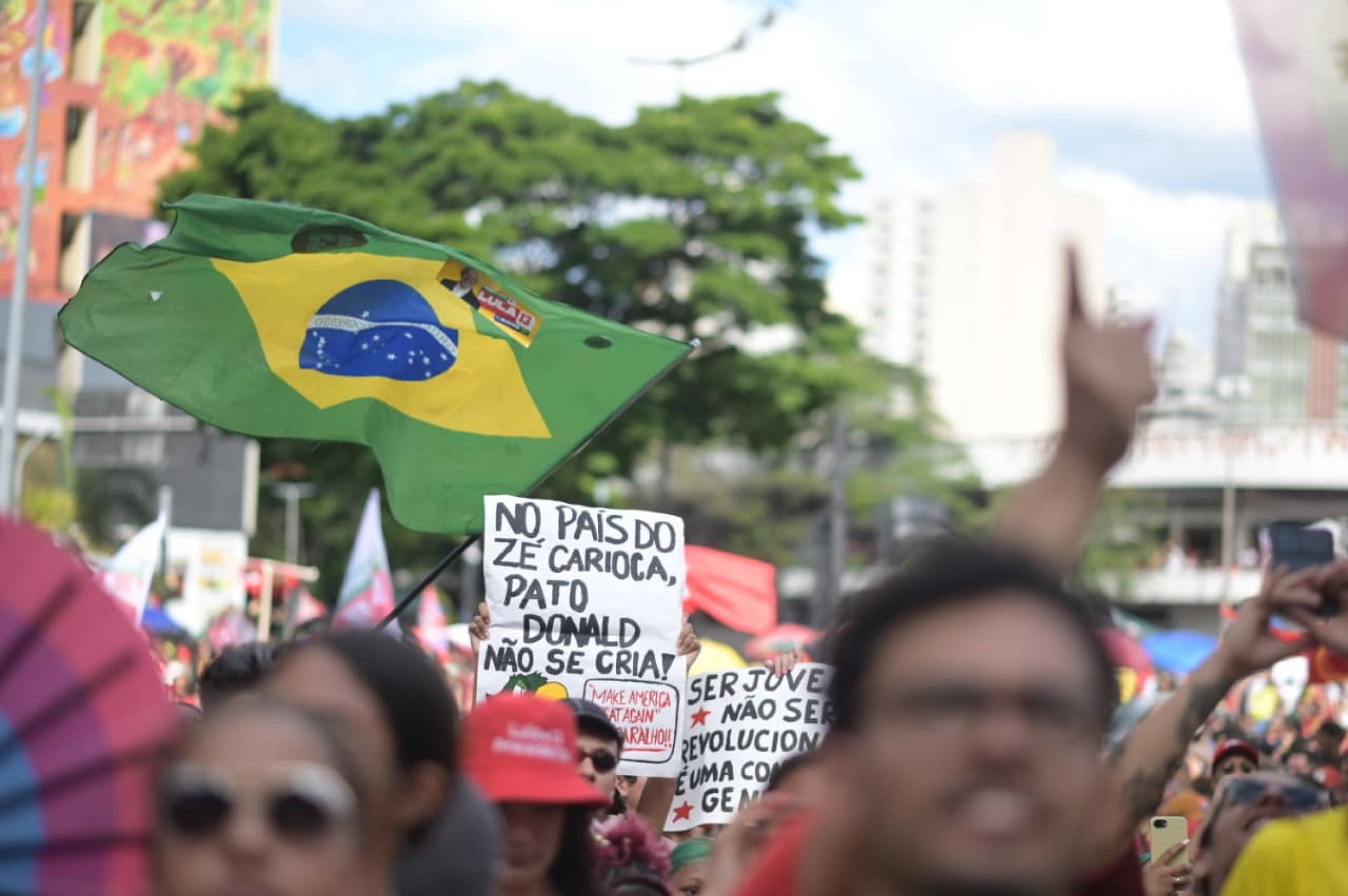 O evento foi convocado pelas redes sociais, por estudantes e integrantes de movimentos sociais, em busca de apoio na reta final da campanha de segundo turno.