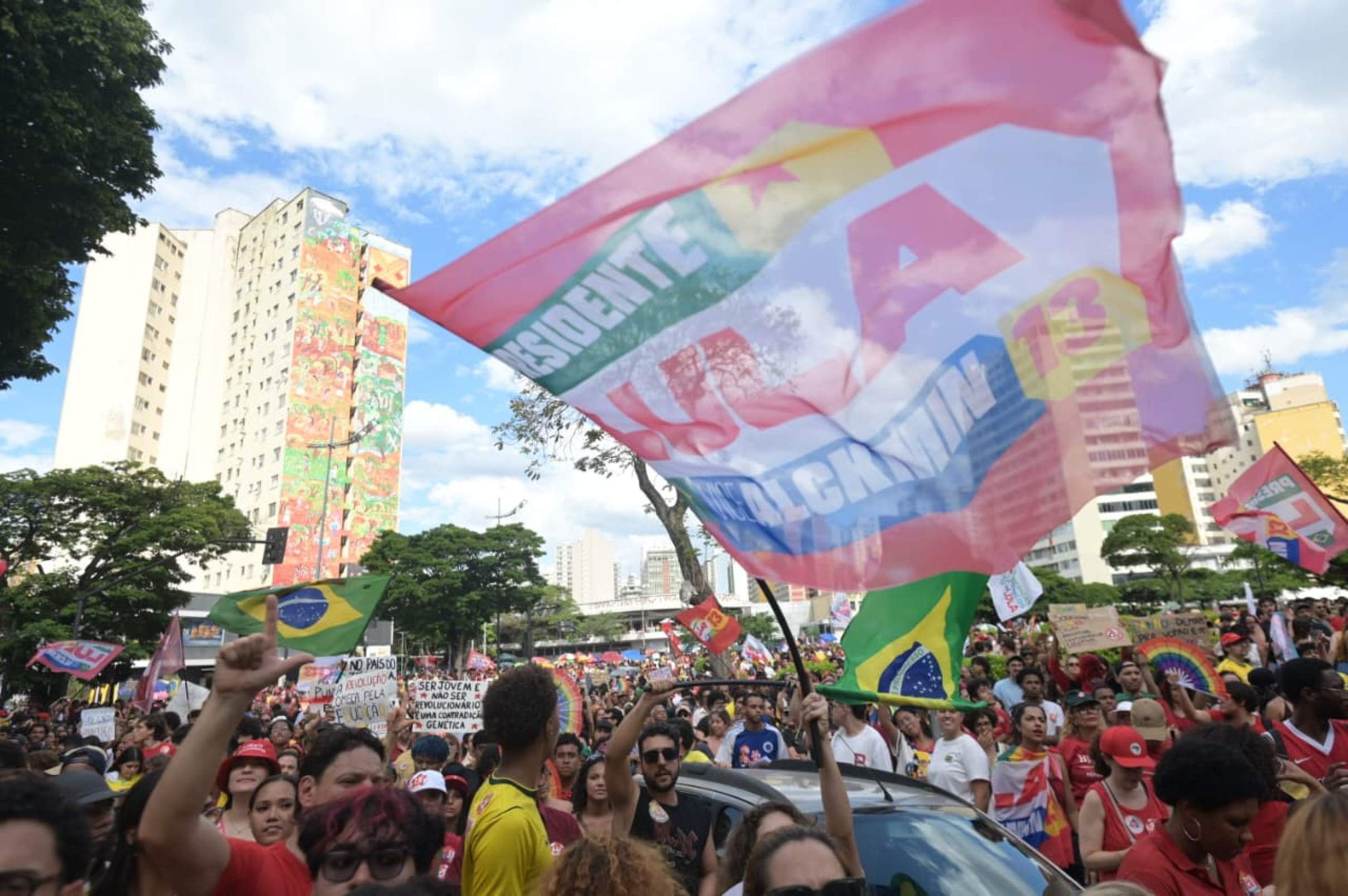 O evento foi convocado pelas redes sociais, por estudantes e integrantes de movimentos sociais, em busca de apoio na reta final da campanha de segundo turno.