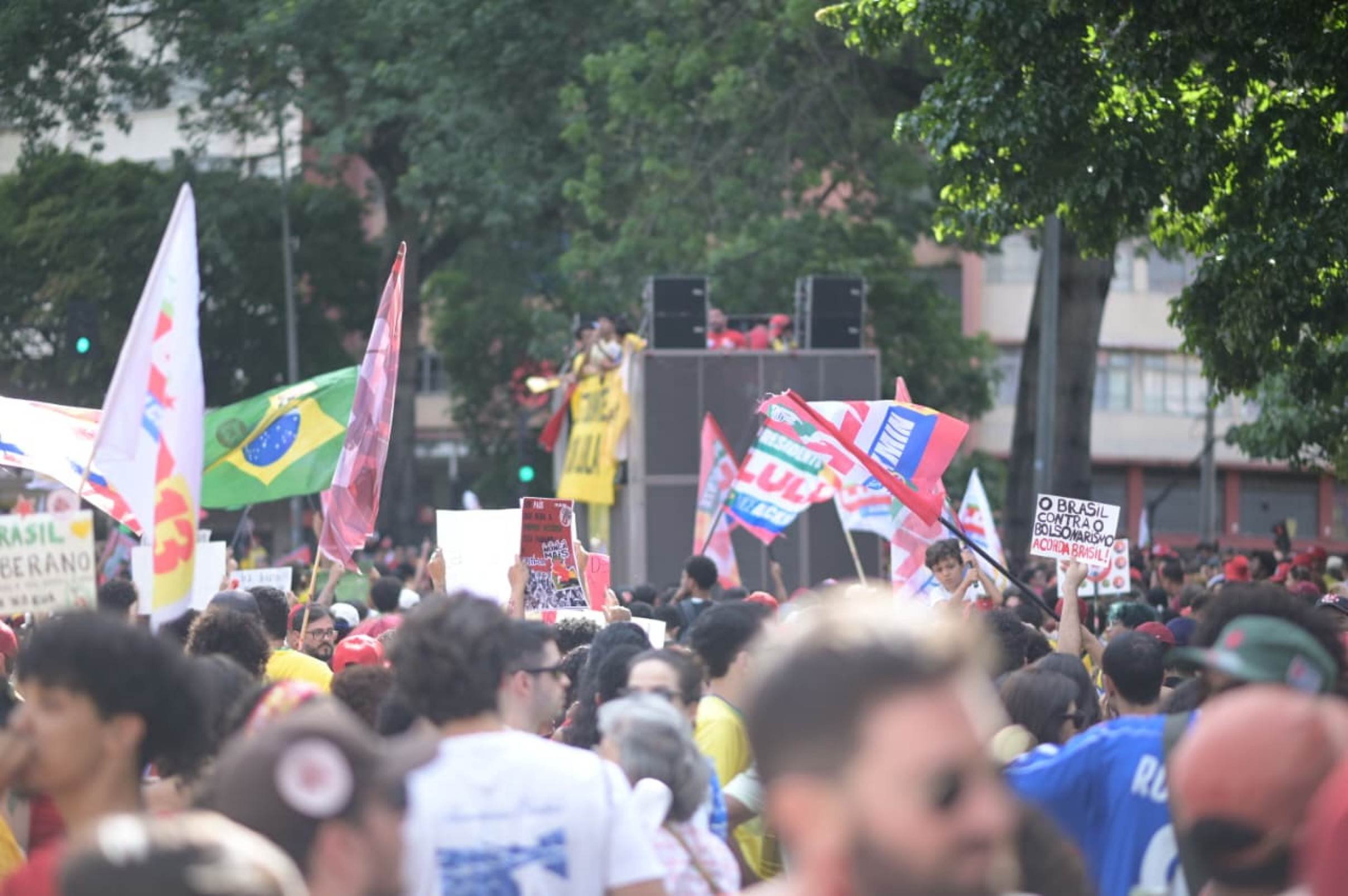 O evento foi convocado pelas redes sociais, por estudantes e integrantes de movimentos sociais, em busca de apoio na reta final da campanha de segundo turno.