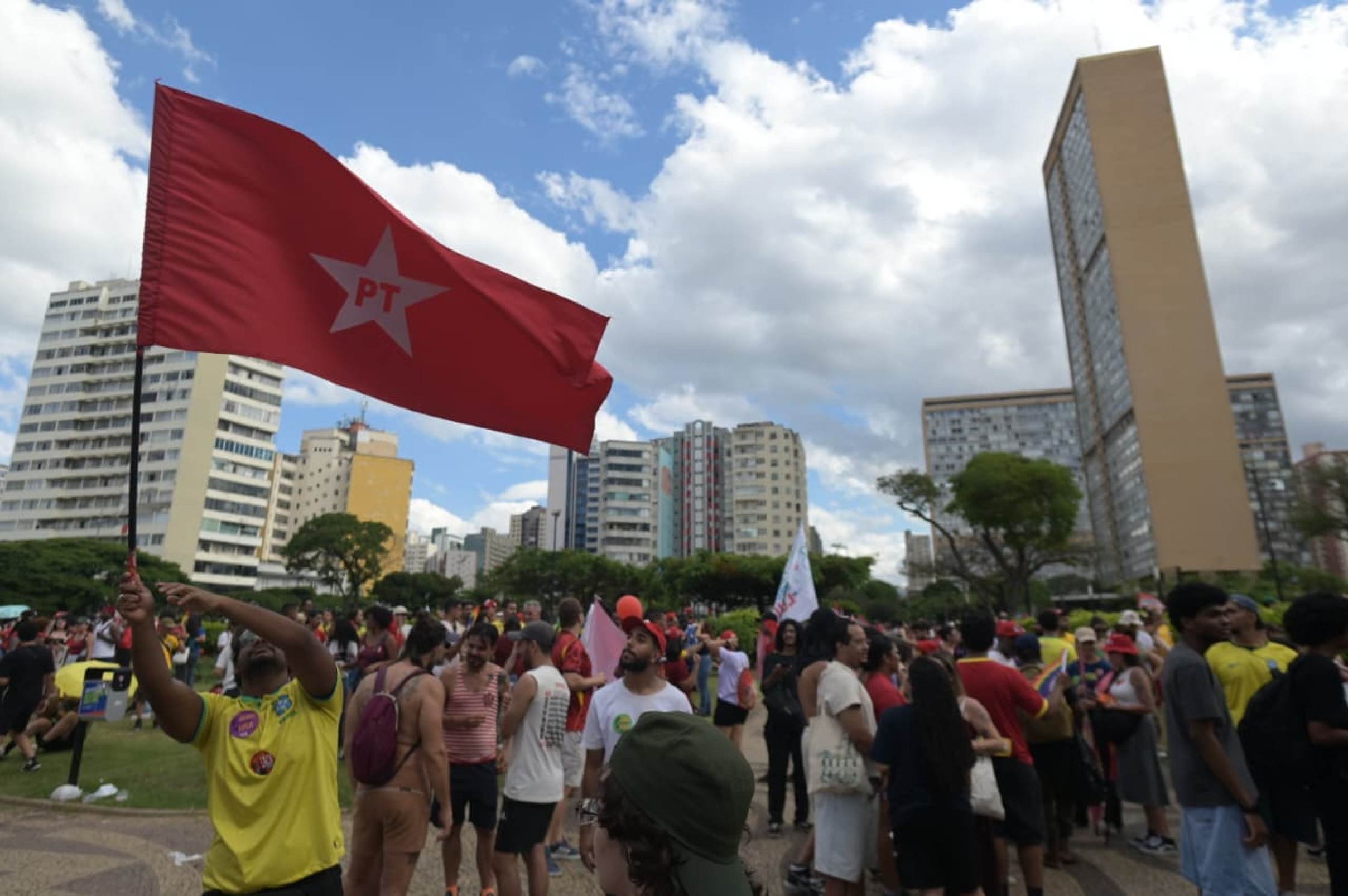 O evento foi convocado pelas redes sociais, por estudantes e integrantes de movimentos sociais, em busca de apoio na reta final da campanha de segundo turno.