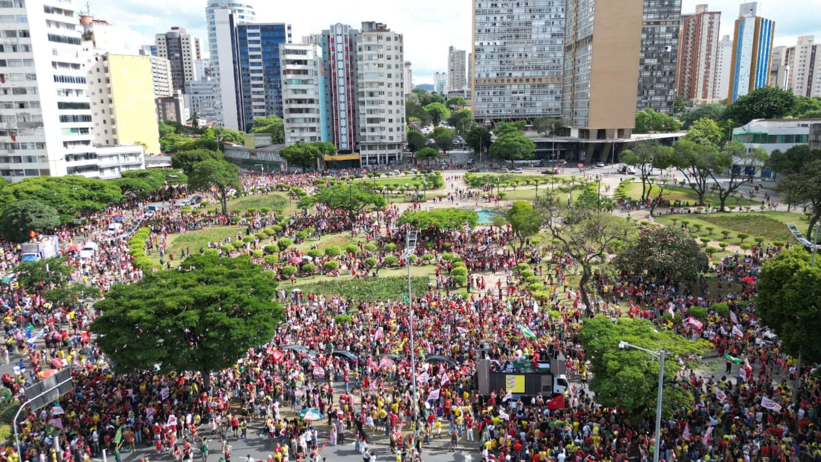 O evento foi convocado pelas redes sociais, por estudantes e integrantes de movimentos sociais, em busca de apoio na reta final da campanha de segundo turno.