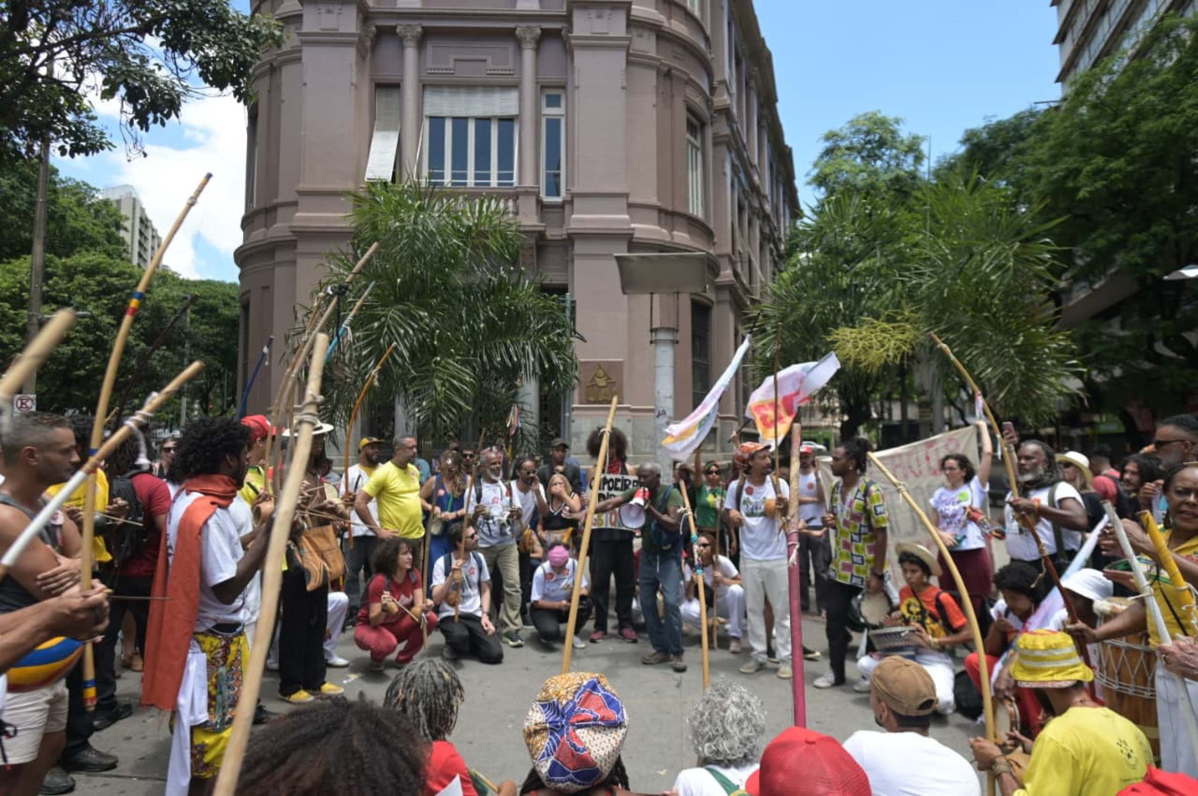 O cortejo dos capoeiristas seguiu pela Feira da Afonso Pena e terminou em roda na Praça Sete