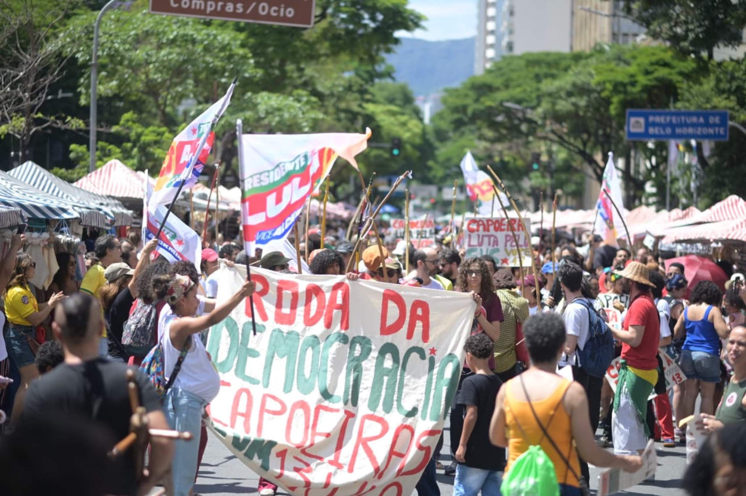 O cortejo dos capoeiristas seguiu pela Feira da Afonso Pena e terminou em roda na Praça Sete