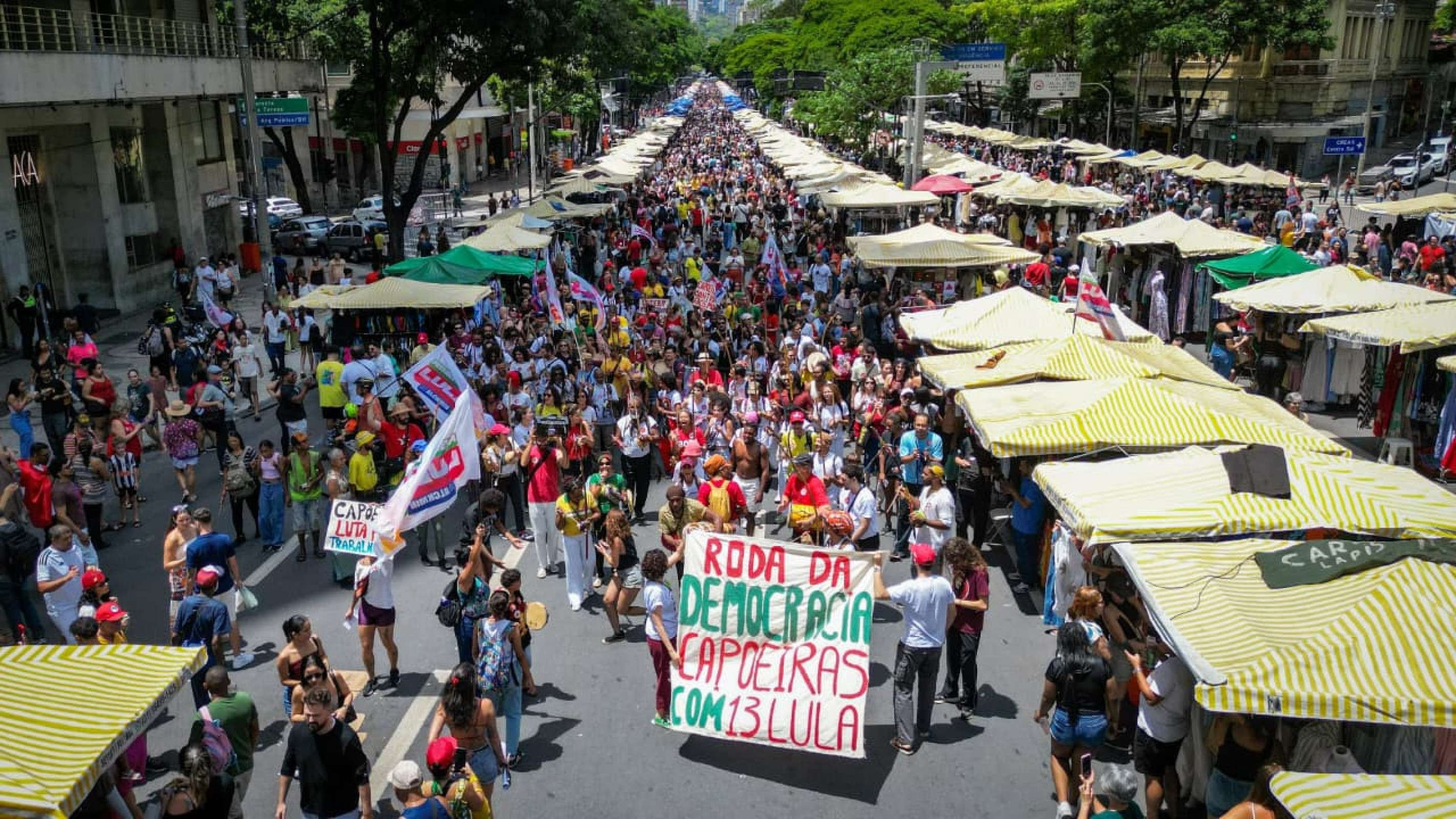 O cortejo dos capoeiristas seguiu pela Feira da Afonso Pena e terminou em roda na Praça Sete