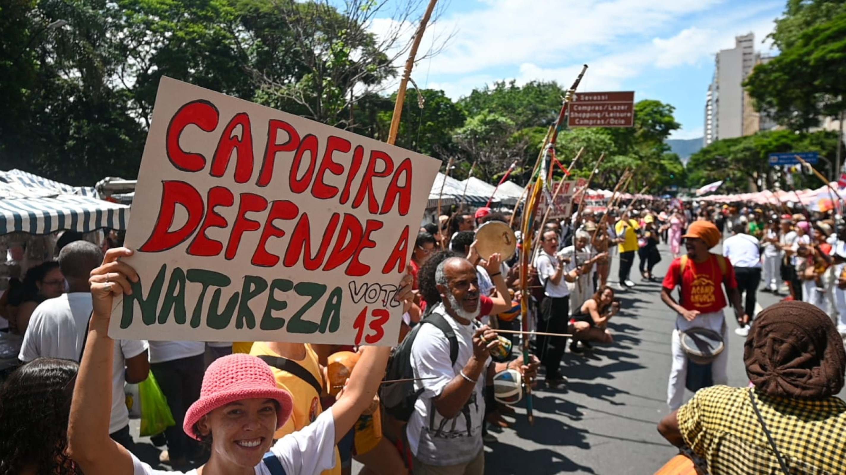 O cortejo dos capoeiristas seguiu pela Feira da Afonso Pena e terminou em roda na PraÃ§a Sete