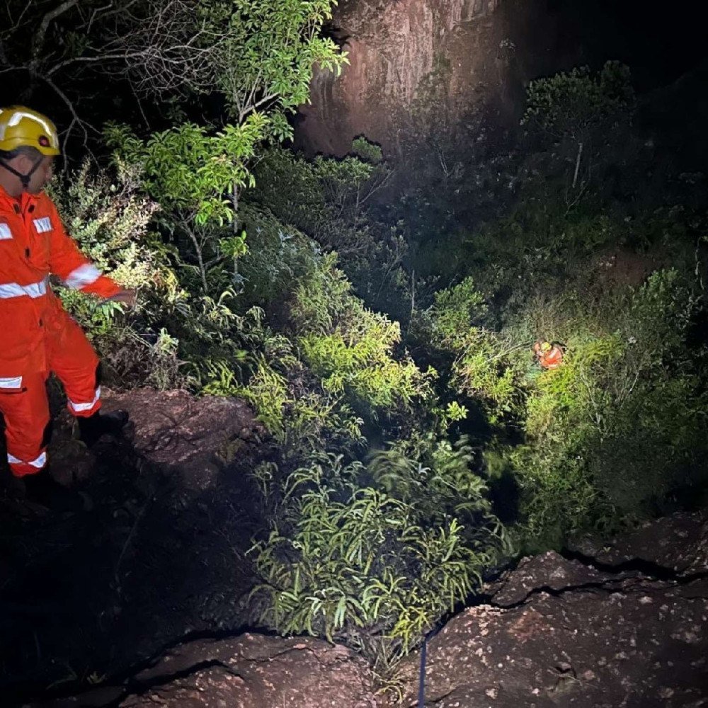 Idoso de 77 anos é resgatado de queda de 10 metros; saiba mais