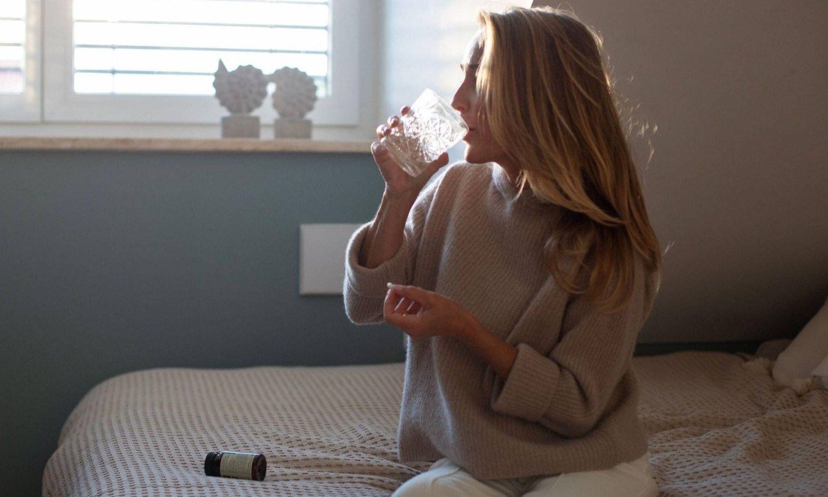 EUA removeram o mais grave aviso de segurança de remédios usados no tratamento de sintomas da menopausa; no Brasil, poucas mulheres ainda recebem essa indicação - (crédito: Getty Images)