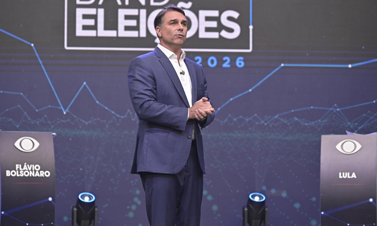 Flávio Bolsonaro em evento político, com seu histórico sobre a ditadura em pauta para as eleições de 2026. - (crédito: Renato Pizzutto/Band)