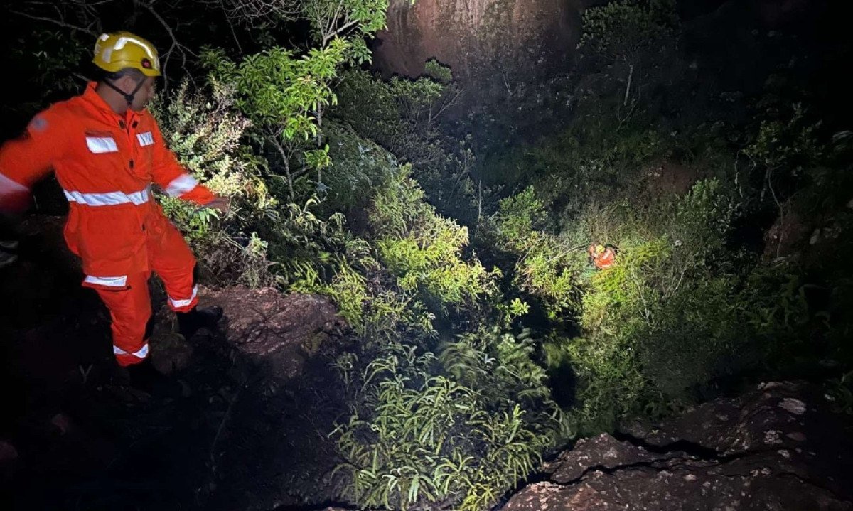 O idoso foi encontrado caído em um local de difícil acesso, em estado de desorientação associado a um distúrbio psiquiátrico - (crédito: CBMMG/Divulgação)