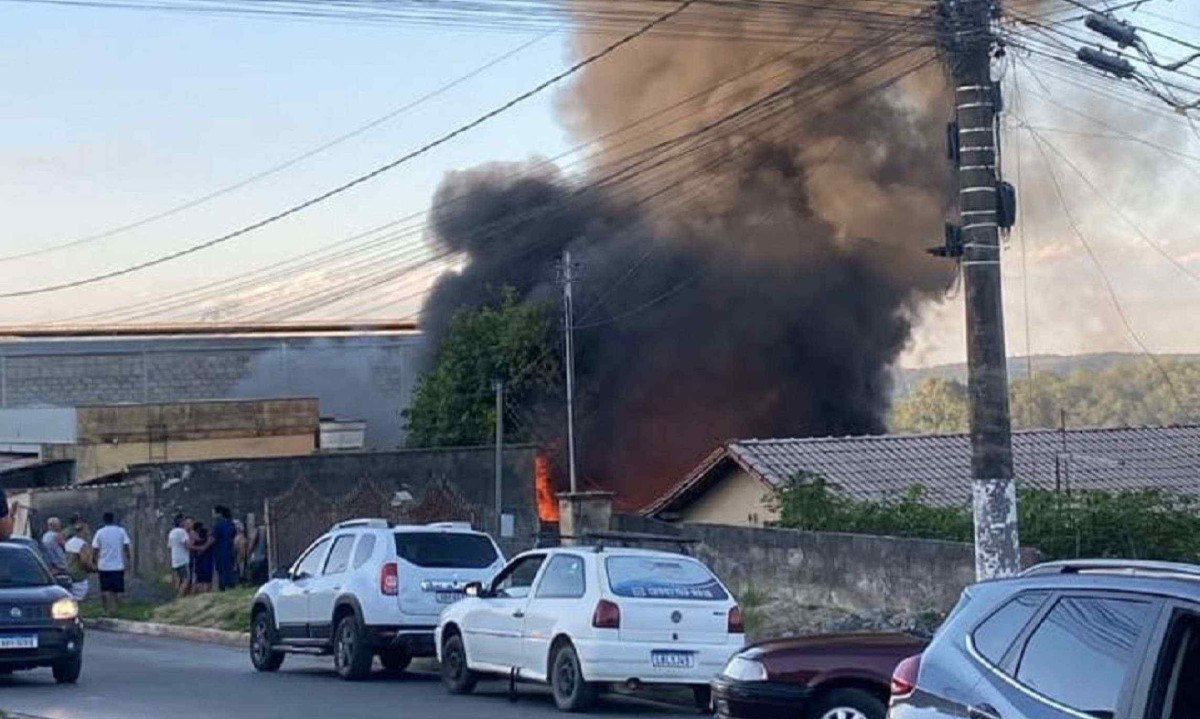 Chamas chegaram a ameaçar imóveis vizinhos, mas foram controladas - (crédito: CBMMG/Divulgação)