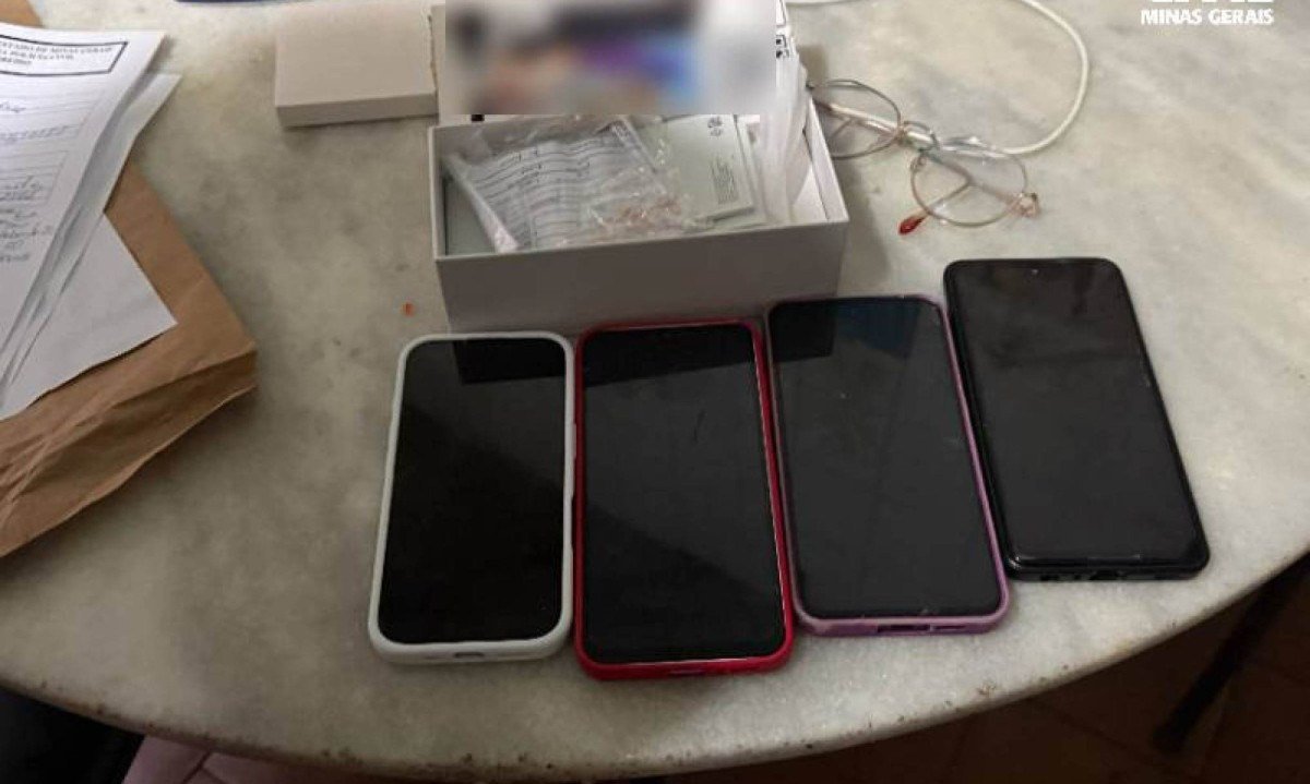 Operação Rebu Branco prendeu dois homens e apreendeu cinco celulares. De acordo com a corporação, o grupo utilizava perfis falsos em aplicativos de viagem para atrair as vítimas. - (crédito: Divulgação/PCMG)