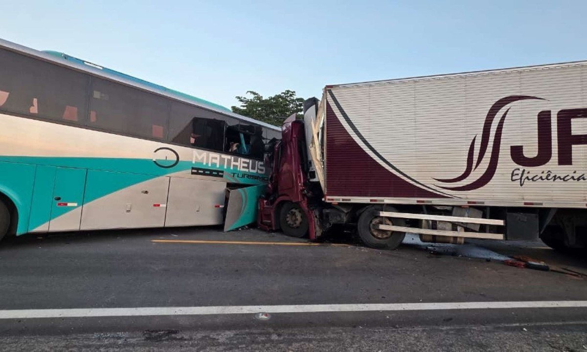 Ônibus de excursão bate de frente com carreta e deixa 1 morto em Minas - (crédito: Corpo de Bombeiros/Reprodução)
