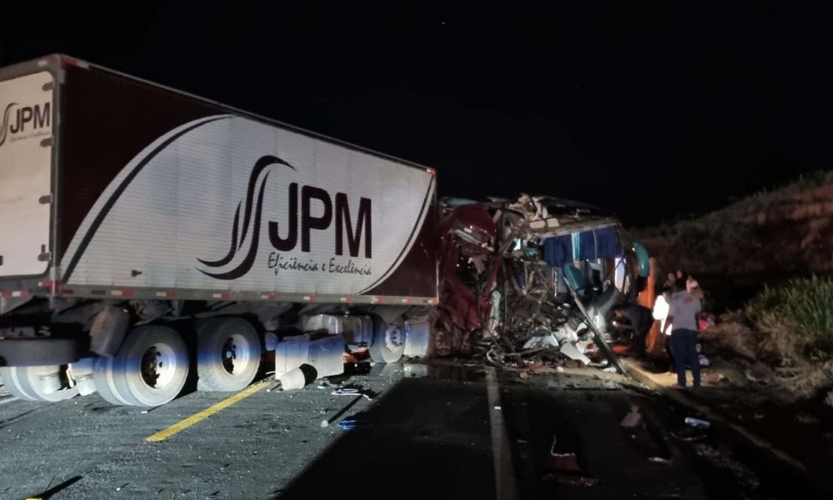 Pista é liberada na BR-381 depois de acidente com ônibus e carreta - (crédito: Corpo de Bombeiros/Reprodução)