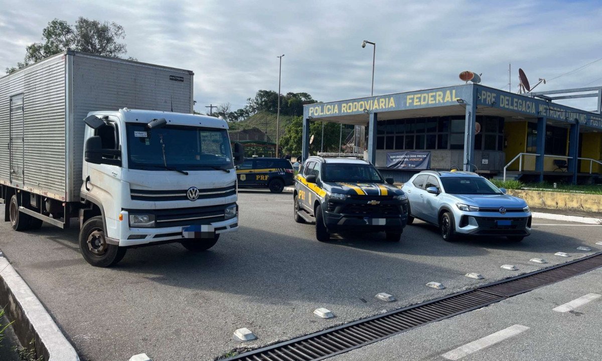 Caminhão clonado é recuperado por PRF, que prendeu 6 suspeitos por transporte ilegal de bebidas alcólicas na BR-262 - (crédito: Divulgação/PRF)