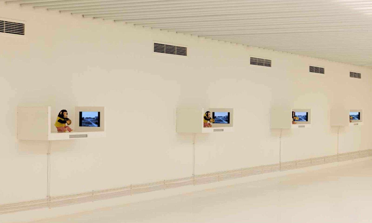 Criada para a galeria do Centro Cultural Unimed-BH Minas, a instalação é composta por 18 prateleiras simétricas e ficará em cartaz a partir de hoje até 3 de janeiro - (crédito: Jomar Bragança/Divulgação)