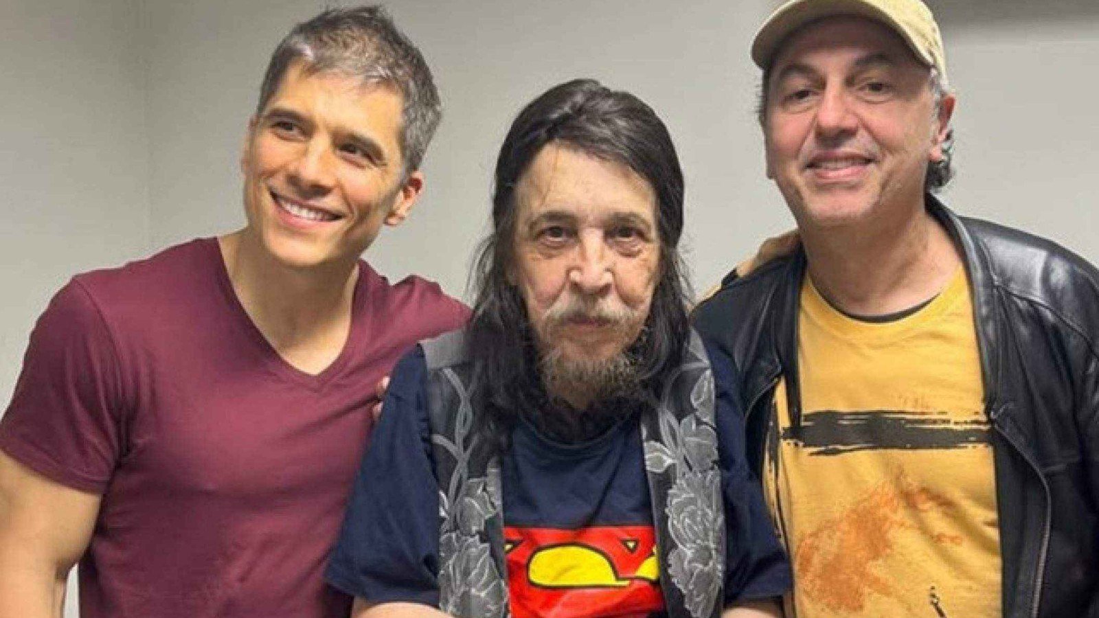Rodrigo Vellozo, Benito di Paula e Zeca Baleiro olham para  a c&acirc;mera e sorriem no camarim do show 'Benito 85', em S&atilde;o Paulo
