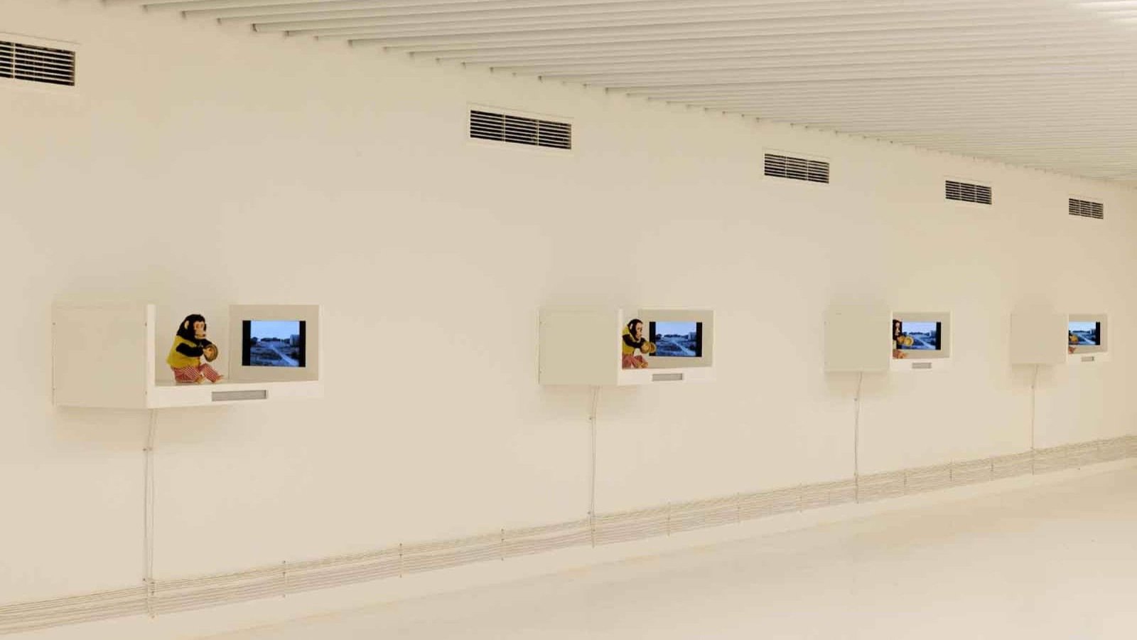 Nuno Ramos questiona conduta da esquerda na exposição "Jolly chimp"