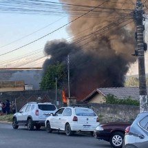 Grande BH: Incêndio atinge ferro-velho e ameaça edificações vizinhas - CBMMG/Divulga&ccedil;&atilde;o