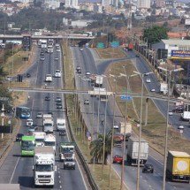 Grande BH: caminhão tomba na BR-040 e provoca 5 km de congestionamento -  Edesio Ferreira/EM/D.A Press