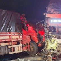 Acidente com ônibus e caminhão na BR-365 deixa nove feridos - Corpo de Bombeiros/Divulgação 