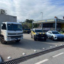 PRF prende 6 suspeitos e recupera caminhão clonado com bebidas na BR-262 - Divulgação/PRF