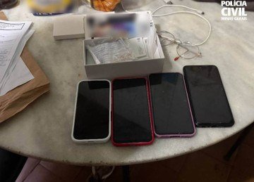 Operação Rebu Branco prendeu dois homens e apreendeu cinco celulares. De acordo com a corporação, o grupo utilizava perfis falsos em aplicativos de viagem para atrair as vítimas.  -  (crédito: Divulgação/PCMG)