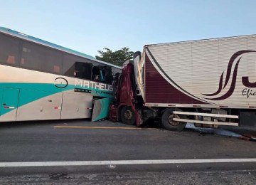 Ônibus de excursão bate de frente com carreta e deixa 1 morto em Minas -  (crédito: Corpo de Bombeiros/Reprodução)