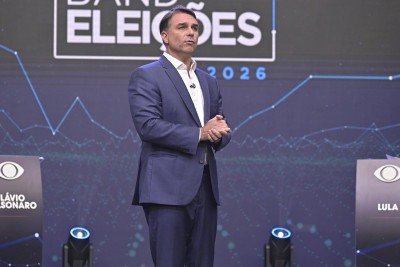 Fl&aacute;vio Bolsonaro em evento pol&iacute;tico, com seu hist&oacute;rico sobre a ditadura em pauta para as elei&ccedil;&otilde;es de 2026. -  (crédito: Renato Pizzutto/Band)