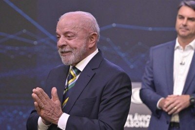 Lula reagiu com forte descontentamento ao debate com Fl&aacute;vio Bolsonaro, marcado por ataques pessoais  -  (crédito: Renato Pizzutto/Band)