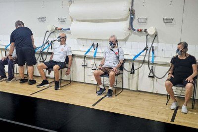 No experimento de 39 minutos, voluntários intercalavam quatro ciclos de 6 minutos respirando ar com 10% de concentração de oxigênio e três intervalos de 5 minutos respirando ar normal -  (crédito: Movi-Lab/Unesp/Fapesp)