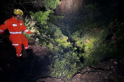 O idoso foi encontrado ca&iacute;do em um local de dif&iacute;cil acesso, em estado de desorienta&ccedil;&atilde;o associado a um dist&uacute;rbio psiqui&aacute;trico -  (crédito: CBMMG/Divulga&ccedil;&atilde;o)