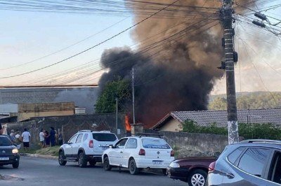 Chamas chegaram a amea&ccedil;ar im&oacute;veis vizinhos, mas foram controladas -  (crédito: CBMMG/Divulga&ccedil;&atilde;o)