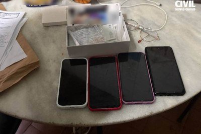 Operação Rebu Branco prendeu dois homens e apreendeu cinco celulares. De acordo com a corporação, o grupo utilizava perfis falsos em aplicativos de viagem para atrair as vítimas.  -  (crédito: Divulgação/PCMG)