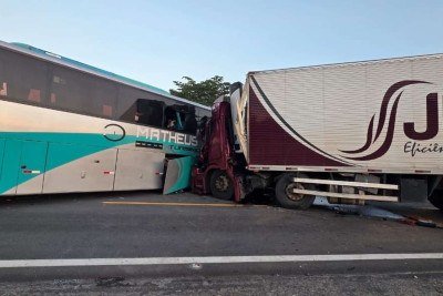 Ônibus de excursão bate de frente com carreta e deixa 1 morto em Minas -  (crédito: Corpo de Bombeiros/Reprodução)