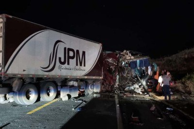 Pista é liberada na BR-381 depois de acidente com ônibus e carreta -  (crédito: Corpo de Bombeiros/Reprodução)