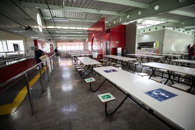 Após reforma, Restaurante Popular Josué de Castro, na região hospitalar de Belo Horizonte, volta a receber o público no salão -  (crédito: Divulgação/Rodrigo Clemente/PBH)