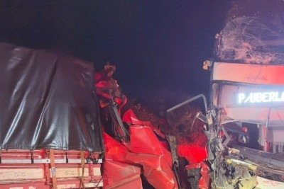 Colisão entre ônibus e caminhão na BR-365 deixa nove feridos -  (crédito: Corpo de Bombeiros/Divulgação )