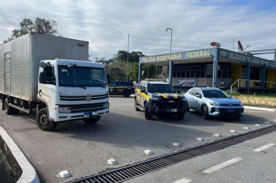 Caminhão clonado é recuperado por PRF, que prendeu 6 suspeitos por transporte ilegal de bebidas alcólicas na BR-262 -  (crédito: Divulgação/PRF)