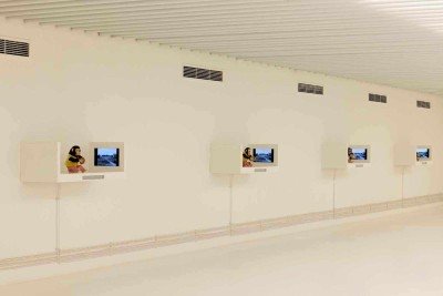 Criada para a galeria do Centro Cultural Unimed-BH Minas, a instalação é composta por 18 prateleiras simétricas e ficará em cartaz a partir de hoje até 3 de janeiro -  (crédito: Jomar Bragança/Divulgação)
