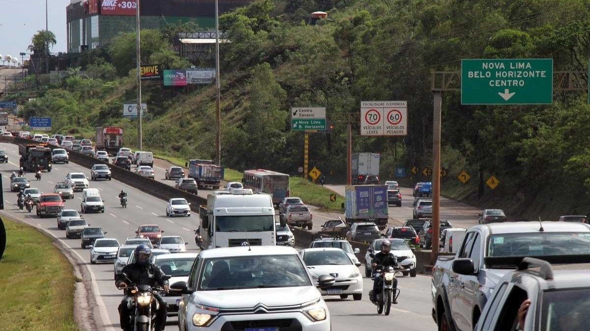 Tráfego intenso em rodovia de Minas Gerais, onde a proposta de redução do IPVA deve aliviar o bolso dos motoristas a partir de 2027 - (crédito: Jair Amaral/EM/D.A. Press)