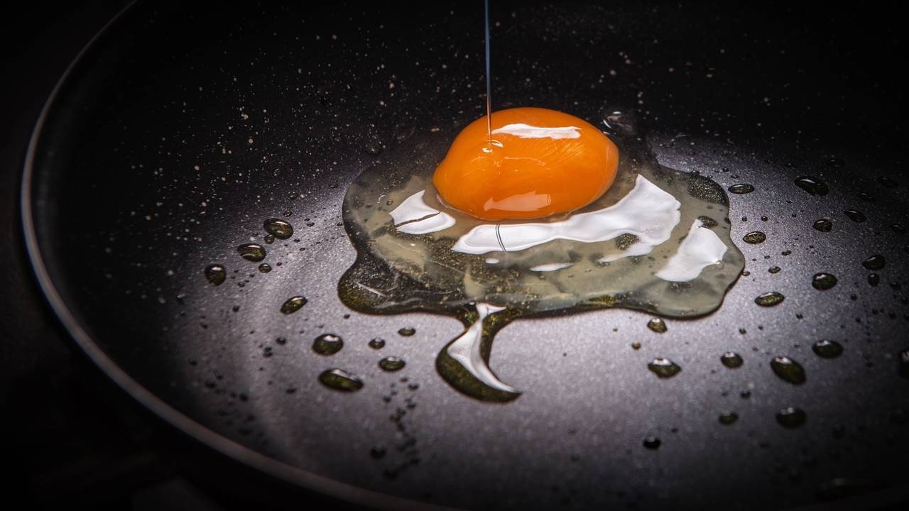 Ovos na frigideira com menos gordura adicionada: um detalhe no preparo usa o vapor e oferece outro caminho para cozinhar sem depender tanto de óleo ou manteiga - Cr&eacute;ditos: depositphotos.com / fotokostic
