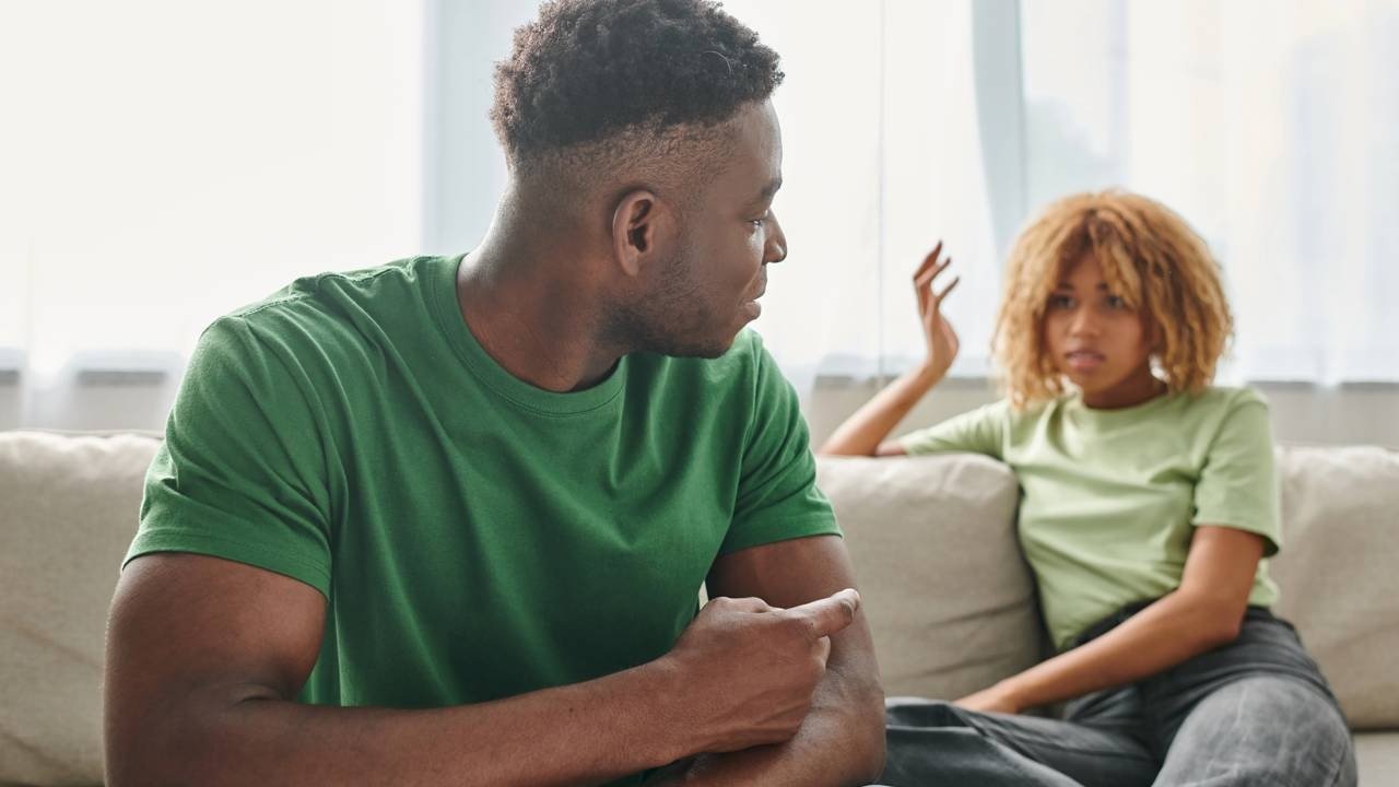 Por que algumas conversas só aumentam a frustração? A inteligência emocional ajuda a entender o que trava o diálogo quando ouvir o outro se torna um desafio - Cr&eacute;ditos: depositphotos.com / HayDmitriy