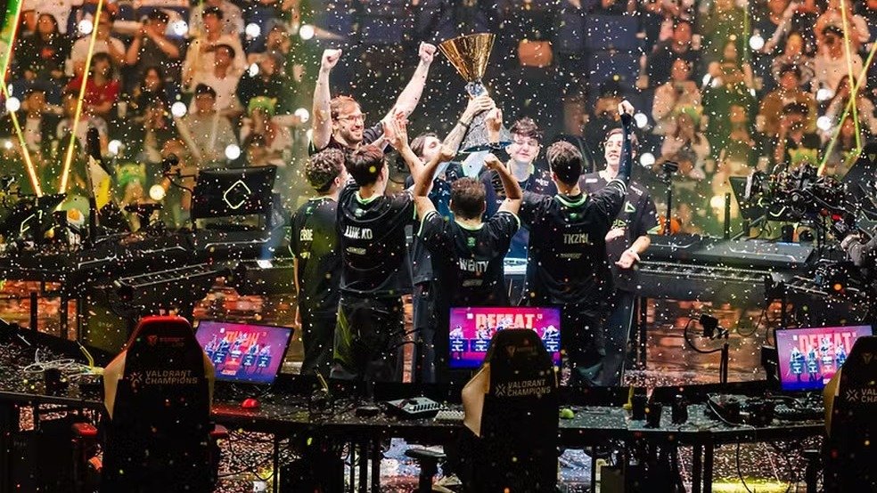 Jogadores da LOUD celebram o bicampeonato mundial de Valorant Champions 2026 ap&oacute;s vit&oacute;ria hist&oacute;rica em Xangai -  (crédito: Riot Games/Divulga&ccedil;&atilde;o)