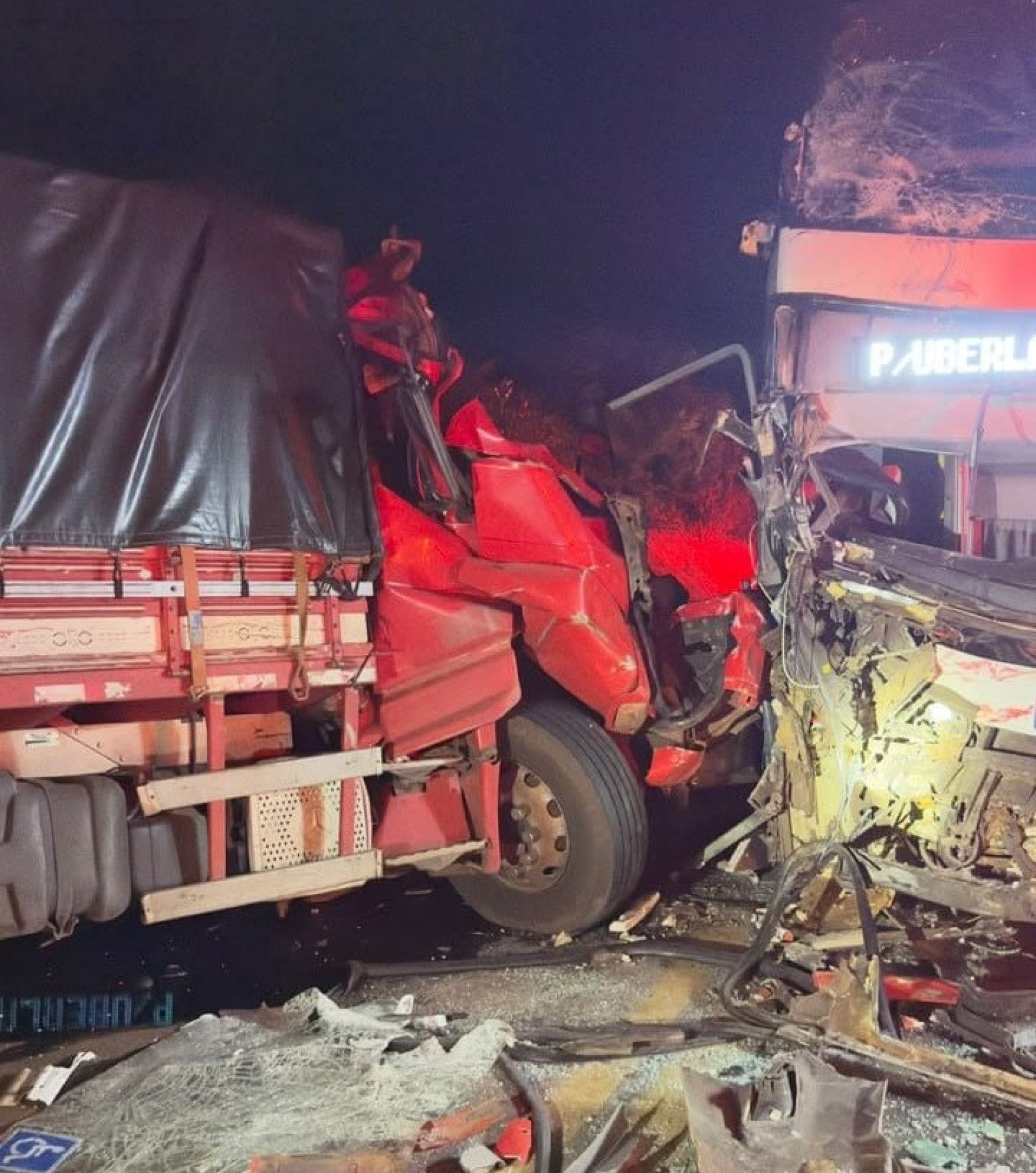 Acidente com ônibus e caminhão na BR-365 deixa nove feridos