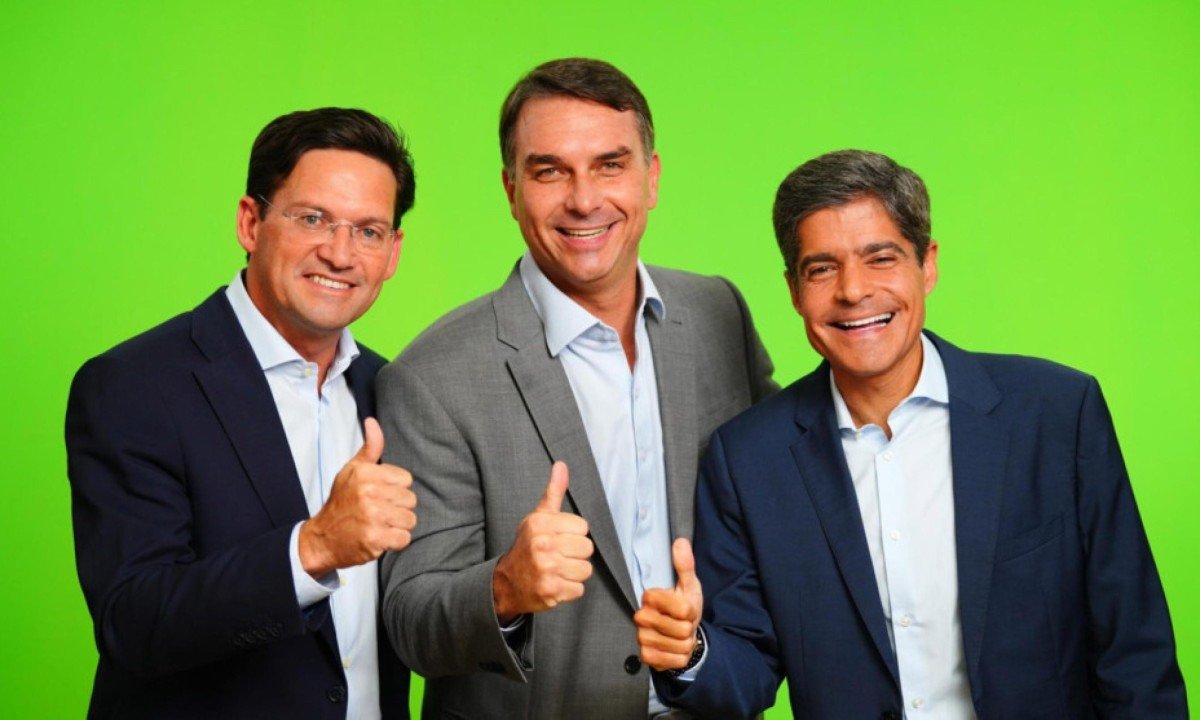 ACM Neto, Flávio Bolsonaro e o possível ‘fruto’ da aproximação entre os dois - (crédito: Foto: Vittor Sales/Divulgação Campanha Flávio Bolsonaro)