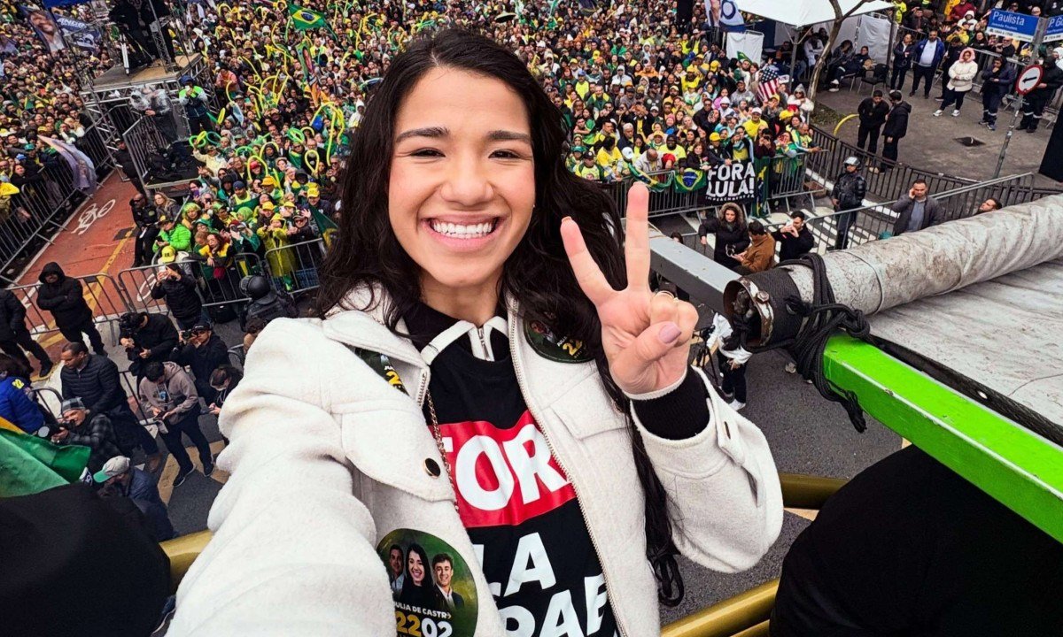 Aos 24 anos, Julia de Castro estreou nas urnas e conquistou uma vaga na Câmara dos Deputados - (crédito: Reprodução/Facebook/@juliadecastrobr)