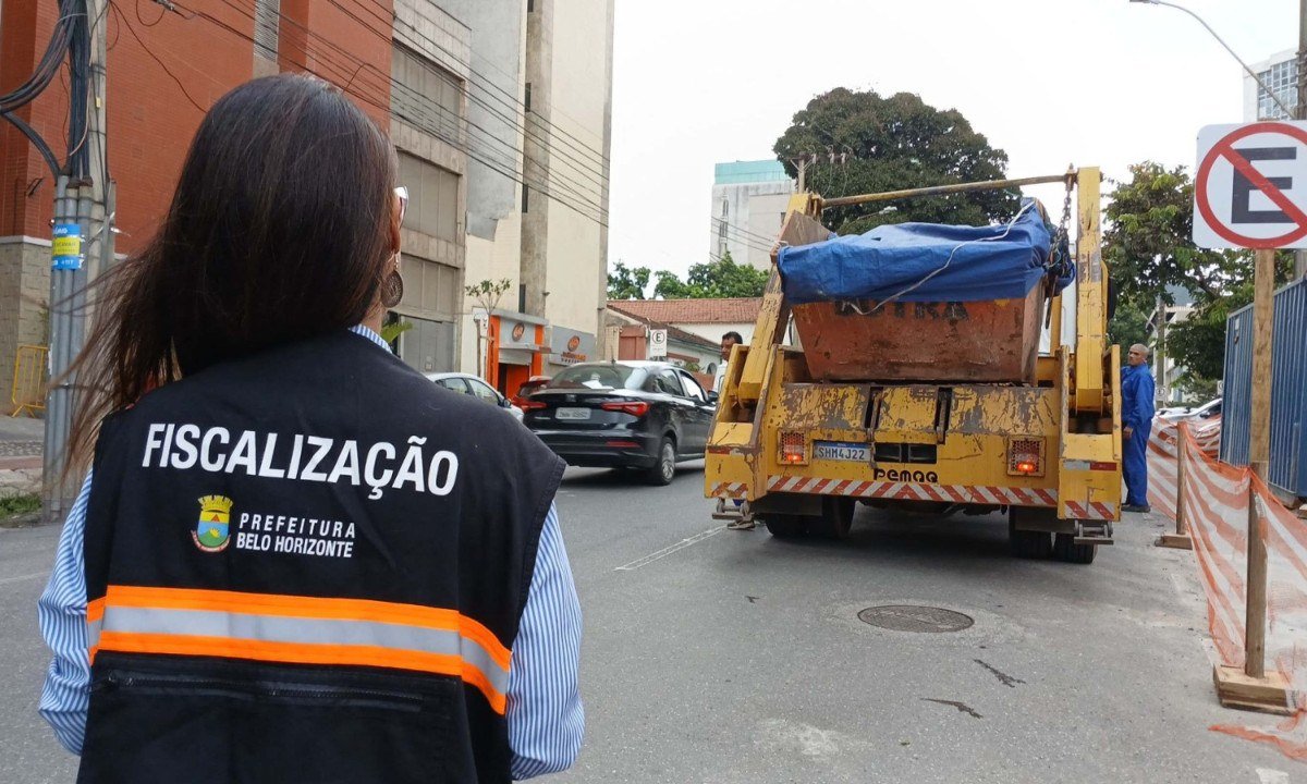 A Prefeitura de Belo Horizonte (PBH), no período, a Fiscalização Urbanística e Ambiental realizou 1.701 vistorias nas dez regionais da capital mineira, com emissão de 326 notificações ou orientações sobre caçambas irregulares na capital - (crédito: Divulgação/PBH)