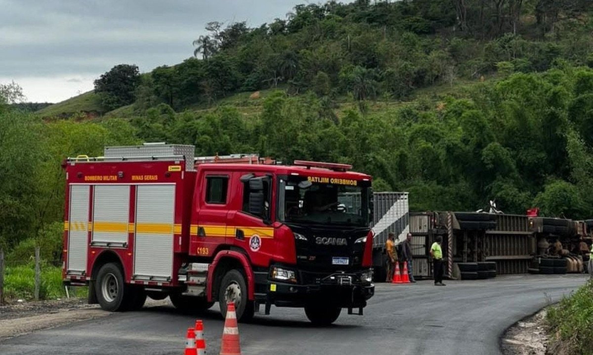 Acidente entre dois caminhões na MG-285 deixa um morto e outro ferido na manhã desta terça-feira (20), em Piraúba - (crédito: Divulgação/CBMMG)