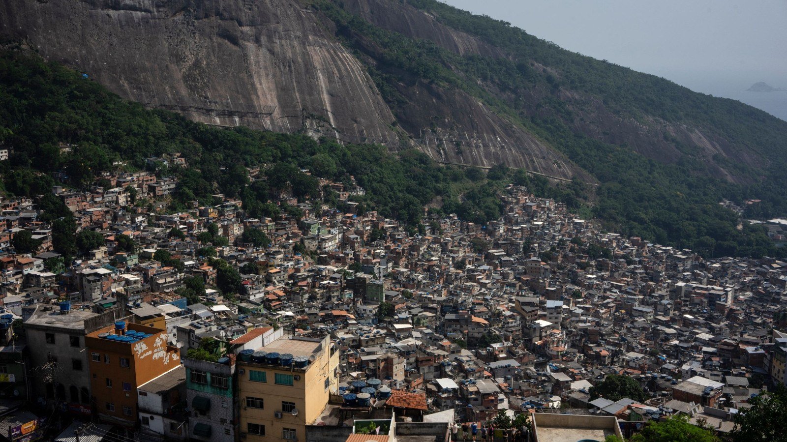 Lugares no Rio de Janeiro representam o ambiente onde mil&iacute;cias se consolidaram, controlando a vida dos moradores -  (crédito: Tercio TEIXEIRA / AFP)